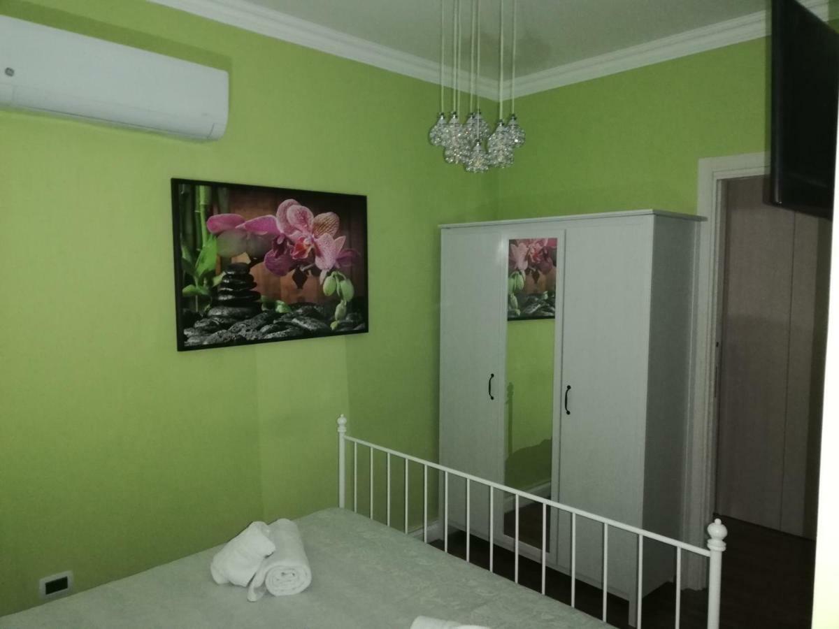 Chiaia 100 *